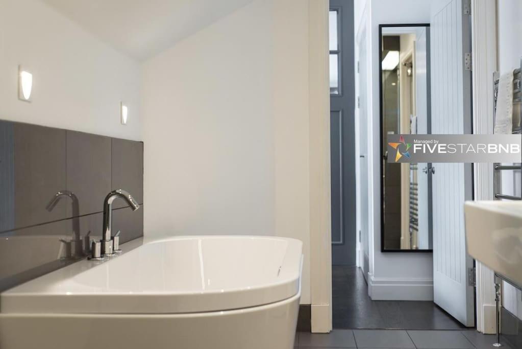 Cool Urban Apartment With Stunning Castle Views Edimburgo Exterior foto