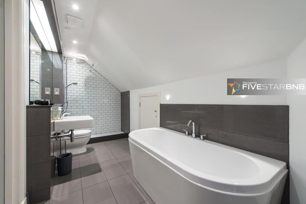 Cool Urban Apartment With Stunning Castle Views Edimburgo Exterior foto